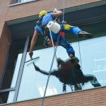 Lavori in quota in sicurezza edificio con vetri puliti