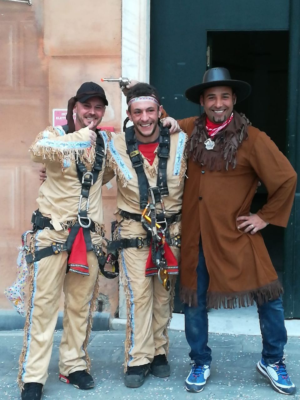 Una grande folla a testa in sù per la calata acrobatica di Carnevale!