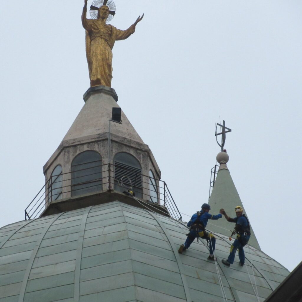 I tecnici di EdiliziAcrobatica sulla cupola del Sacro Cuore di Grosseto