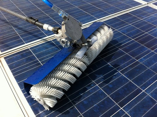 Pulizia pannelli fotovoltaici: perché è meglio farla durante la