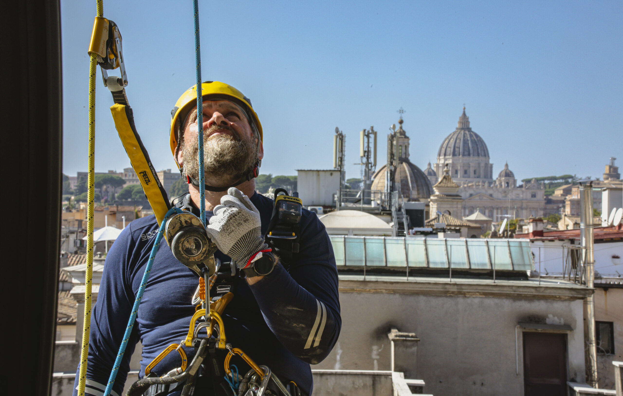 operaio acrobatica con tetti sullo sfondo