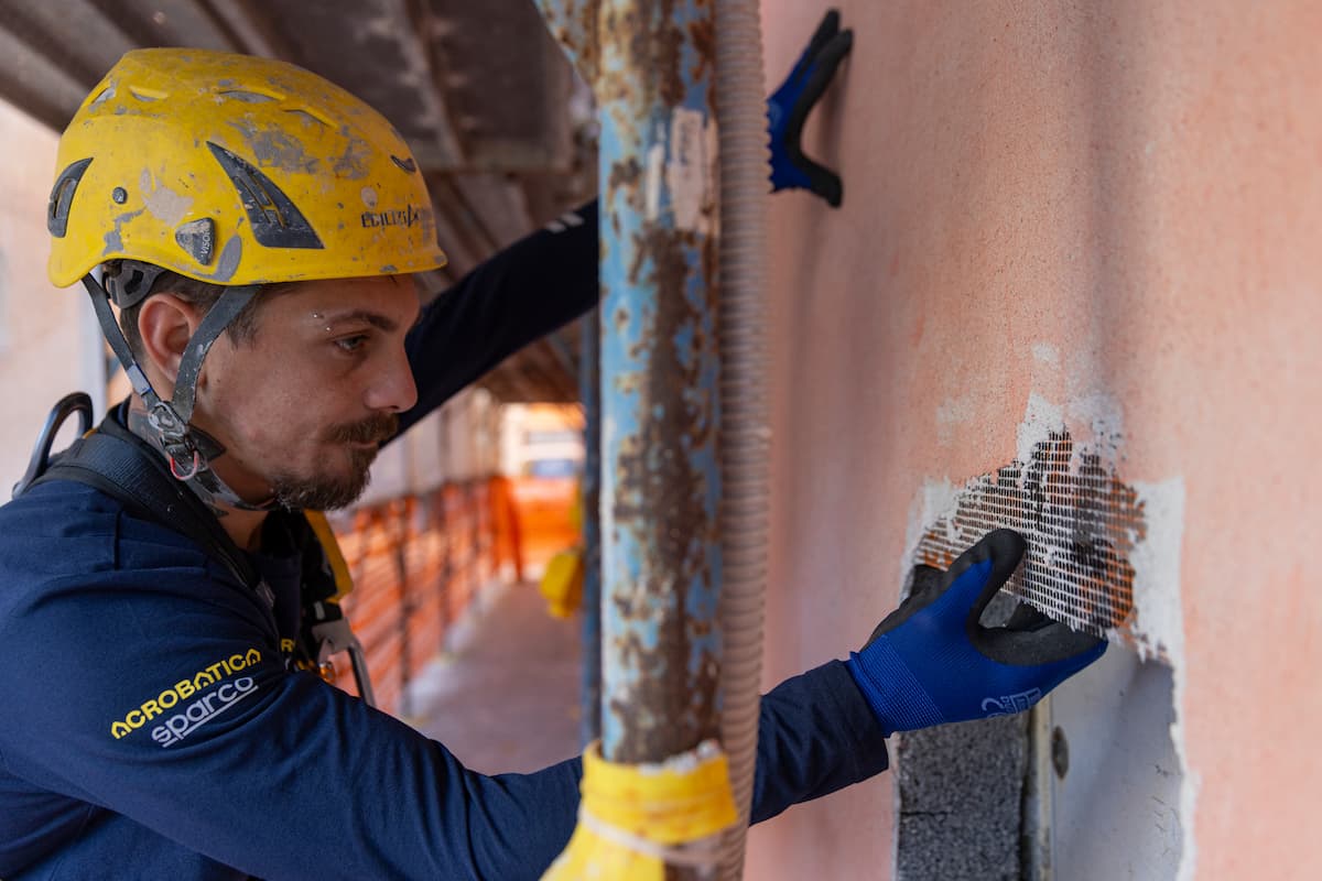 Operaio Acrobatica durante lavoro di cappotto termico  a Genova