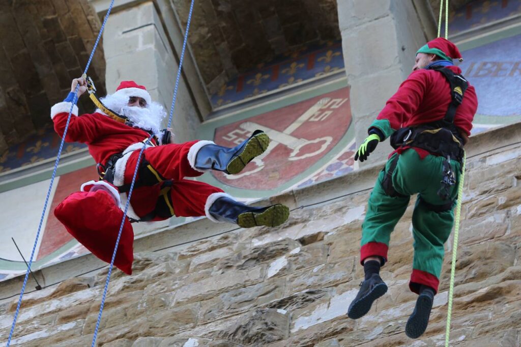 Babbo Natale e la Befana diventano acrobatici e si calano da Palazzo Vecchio a Firenze.