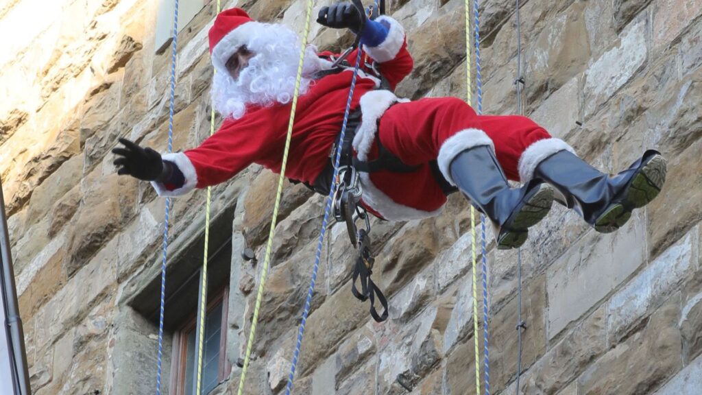 Dicembre 2021 col naso all'insù: Babbo Natale e i suoi aiutanti arrivano dall'alto!