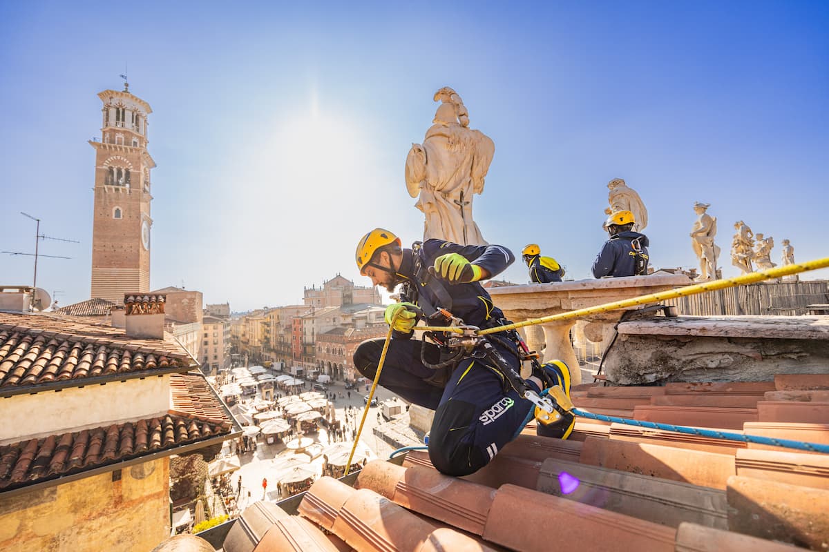 operaio Acrobatica su fune e tetto a Verona