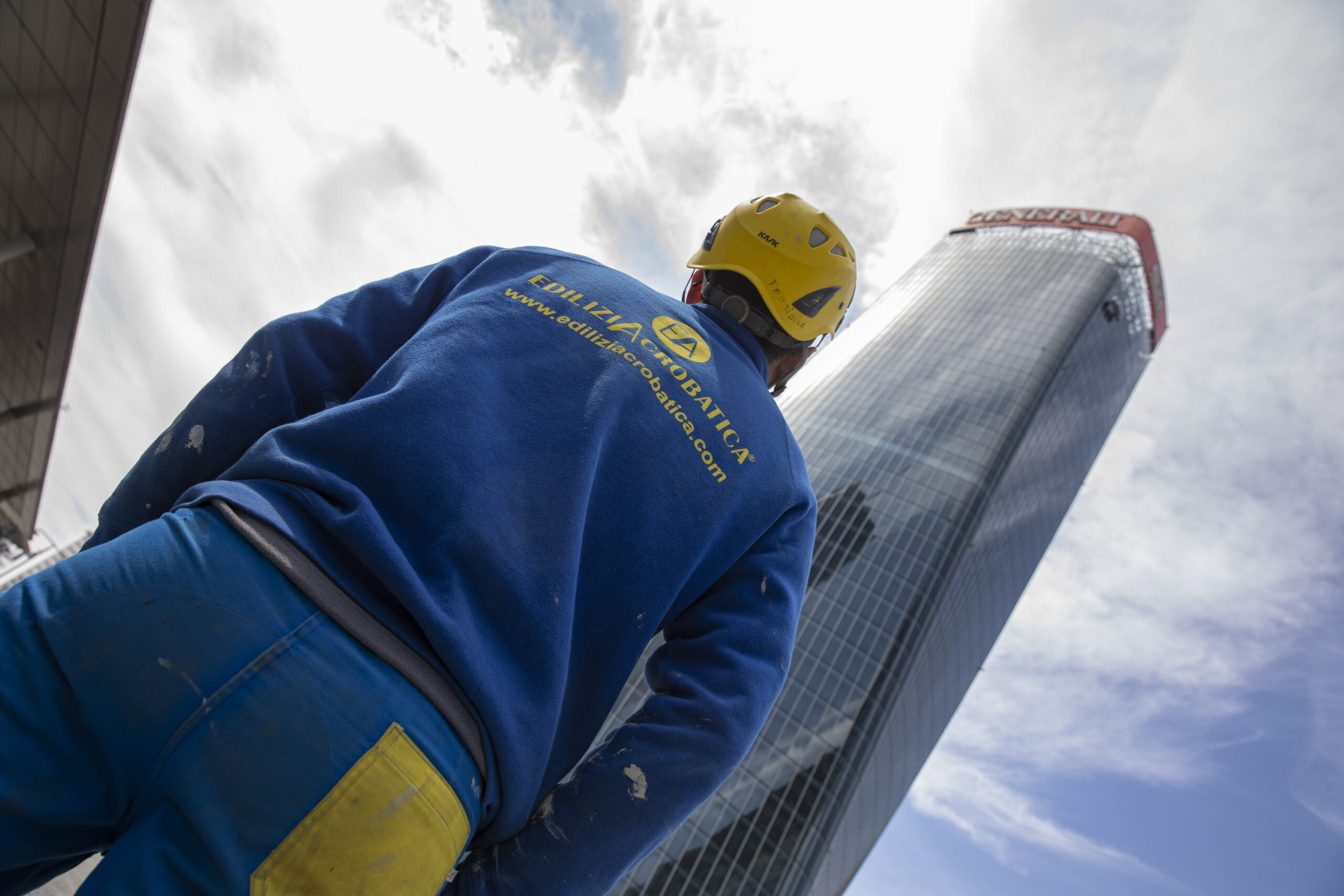 Pulizia Facciate Piazza Tre Torri Milano