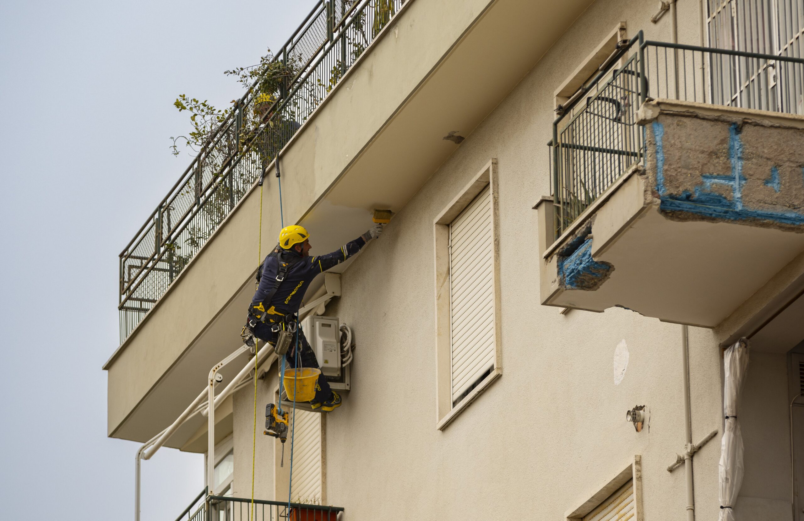 Sotto balcone danneggiato? Ecco chi paga manutenzione e rifacimento