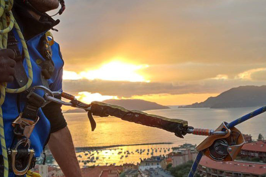 Linee vita provvisorie: operaio al tramonto. Primo piano di fune con legaccio.