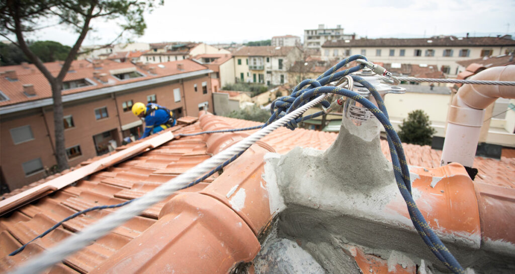 Linee vita provvisorie: soluzioni di Acrobatica. Immagini di funi in primo piano su tetto.