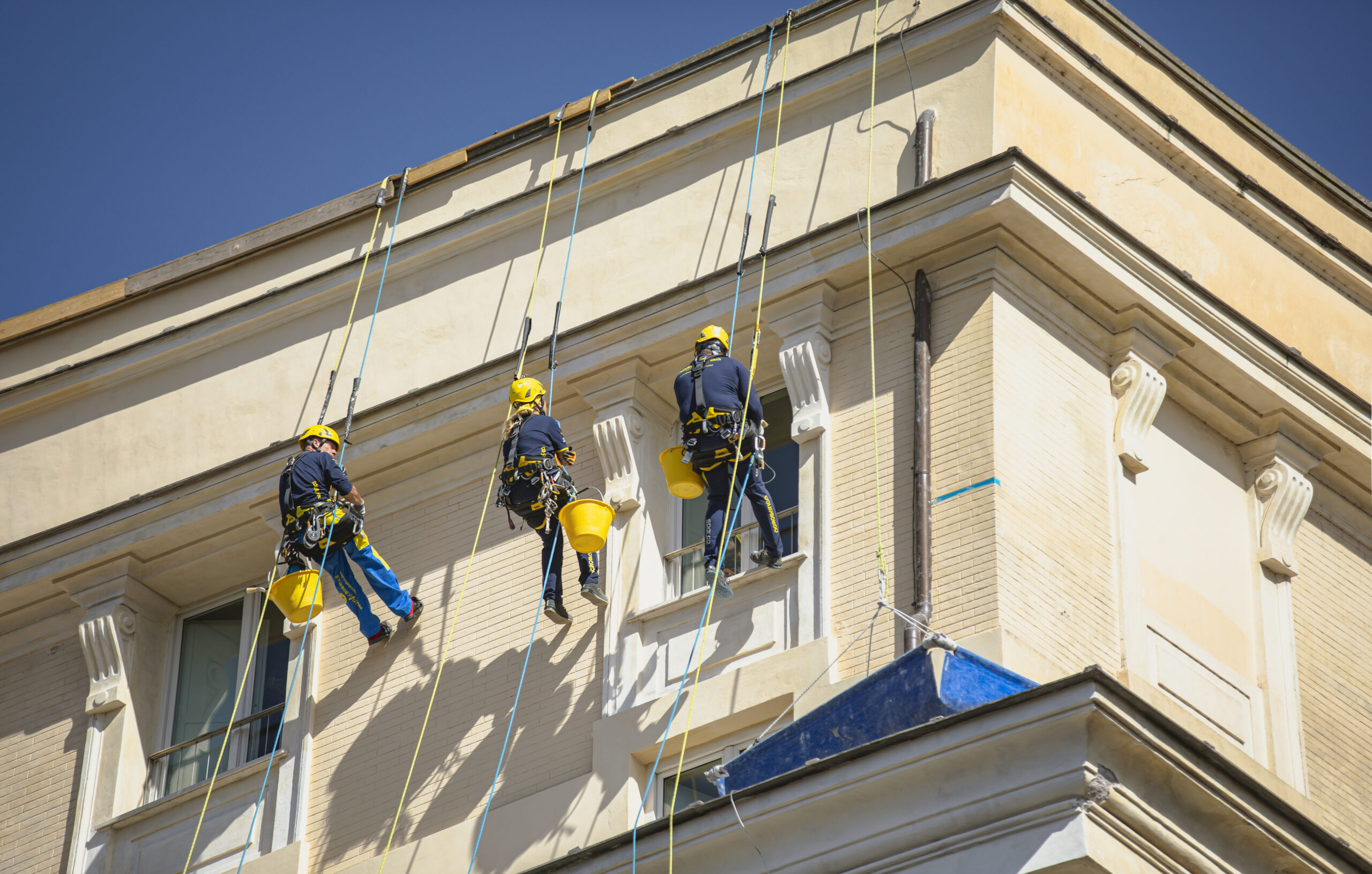 Cornicione pericolante: a chi rivolgersi?