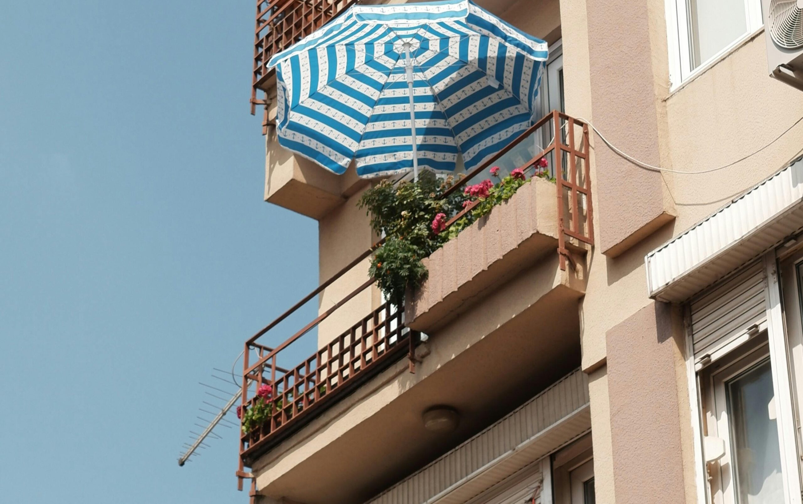 balcone con ringhiera di un condominio 