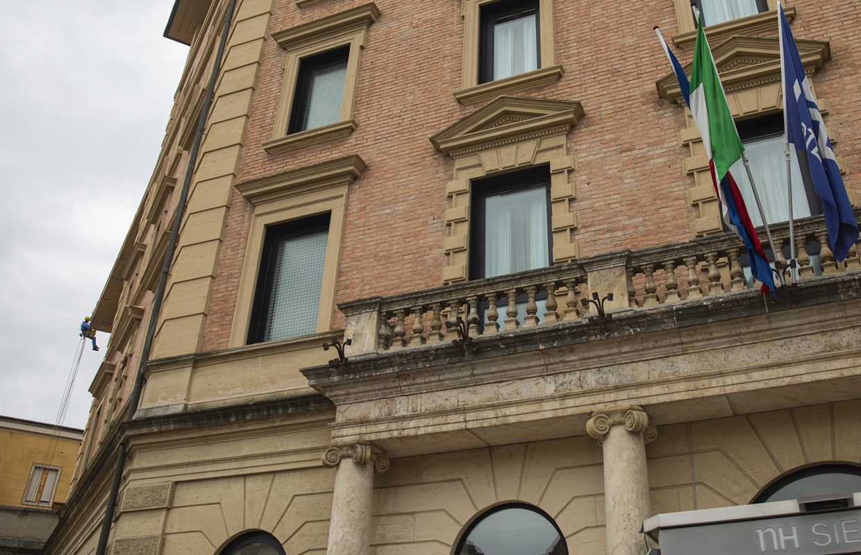 Ripristino e tinteggiatura di Cornicione di Gronda e Balconi presso Accademia Nazionale dei Lincei Siena