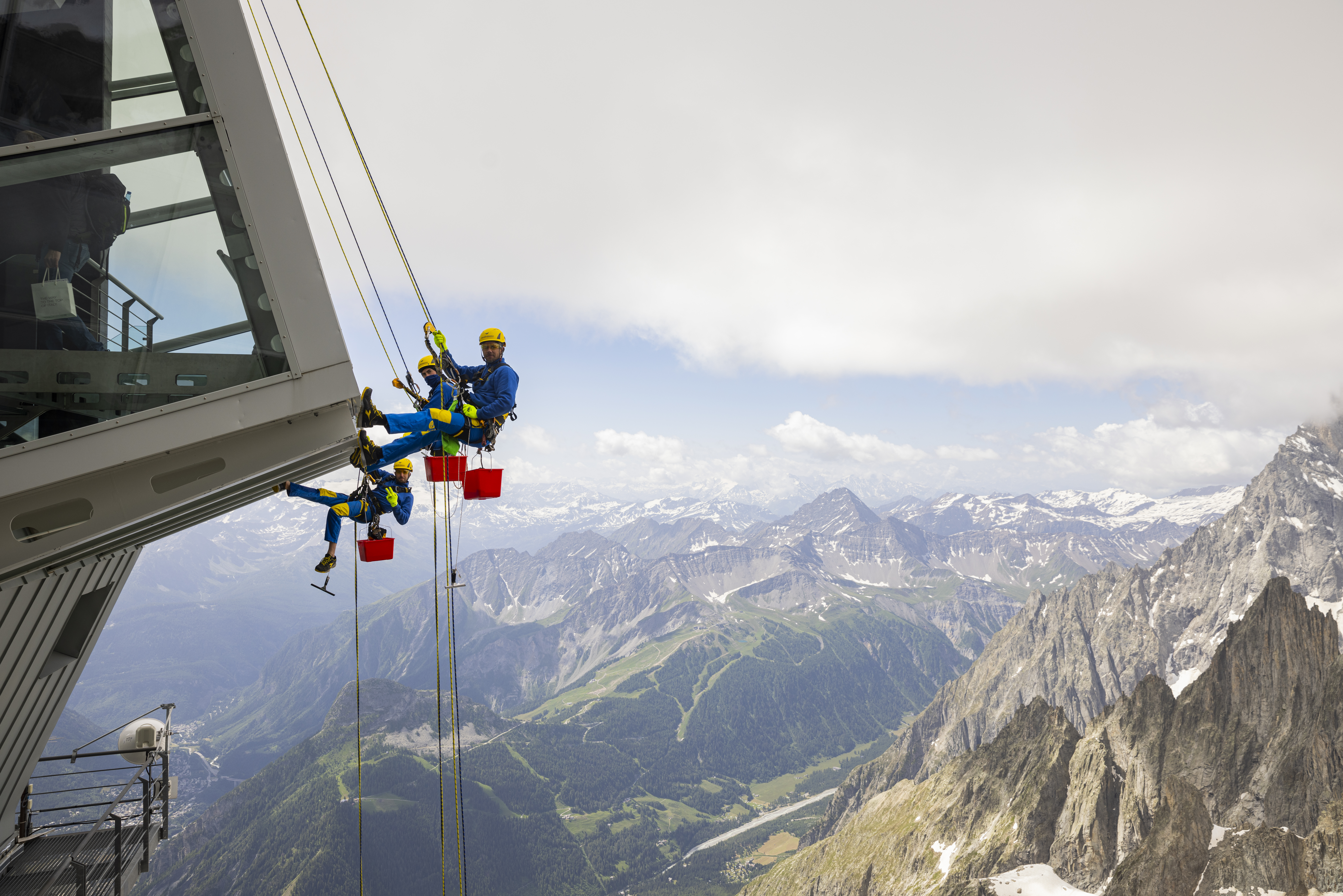EdiliziAcrobatica conquista anche il Monte Bianco