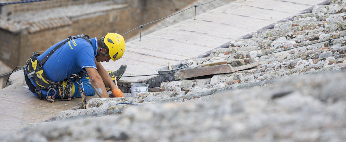Operaio di Ediliziacrobatica sul tetto del Duomo di Orvieto | Cappotto 