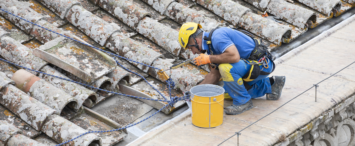 Operaio di Ediliziacrobatica sul tetto del Duomo di Orvieto durante un intervento di insufflaggio 