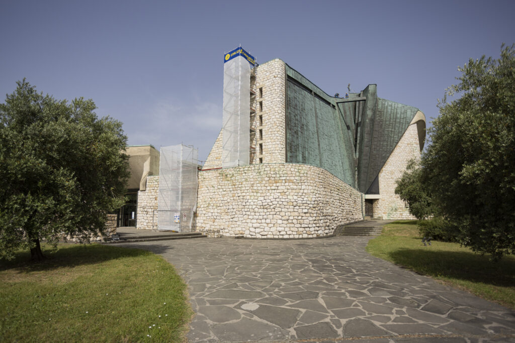 La Chiesa dell'Autostrada del Sole: preservare un Patrimonio Storico con l'intervento di copertura fatto da EdiliziAcrobatica