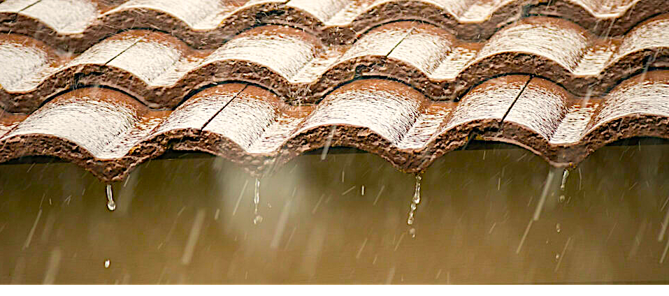 momento durante il quale avviene una infiltrazione di acqua piovana nel tetto