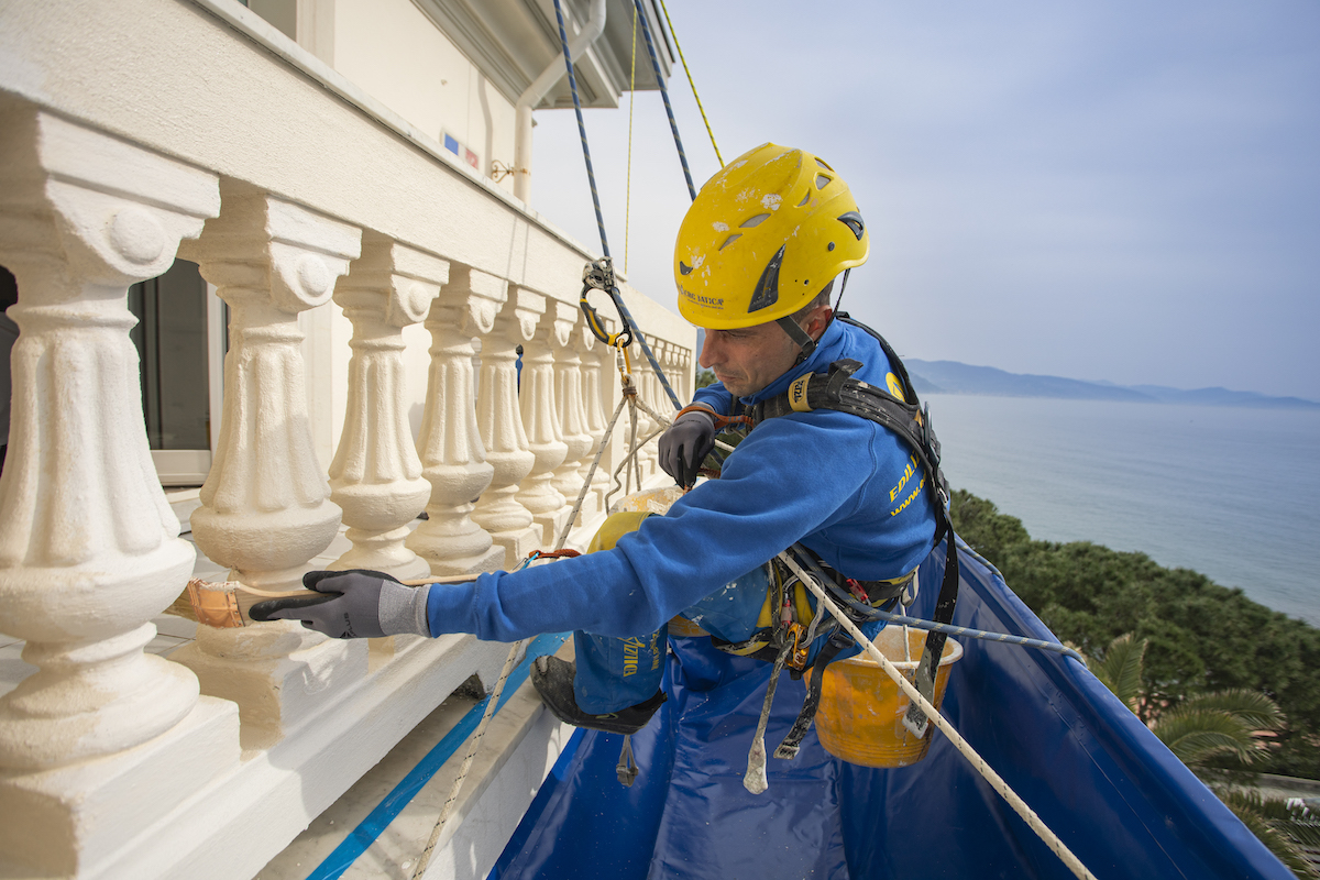 Ripristino balcone in Liguria su corda a cura di Ediliziacrobatica