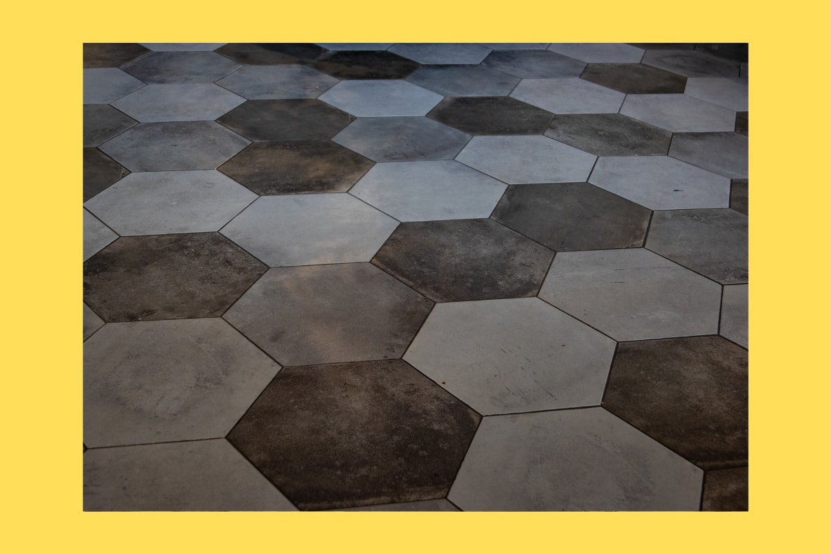 Pulizia del terrazzo: esempio di pavimento in piastrelle