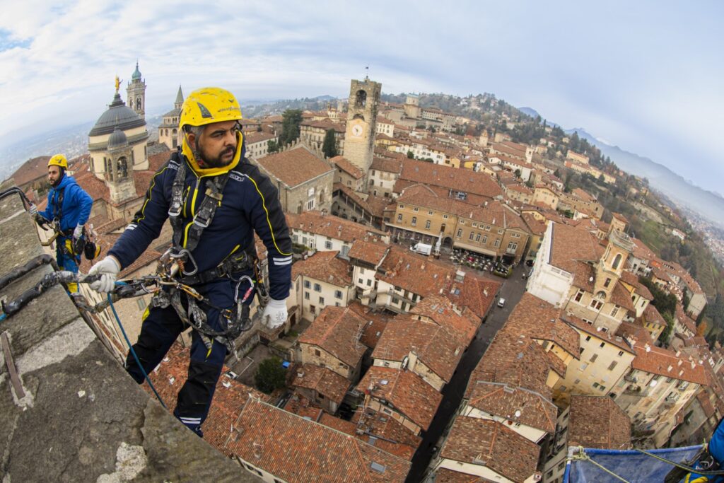 Messa in sicurezza delle facciate della Torre del Gombito e pulizia della Torre del Campanone a Bergamo: l'intervento di Acrobatica per preservare il patrimonio storico