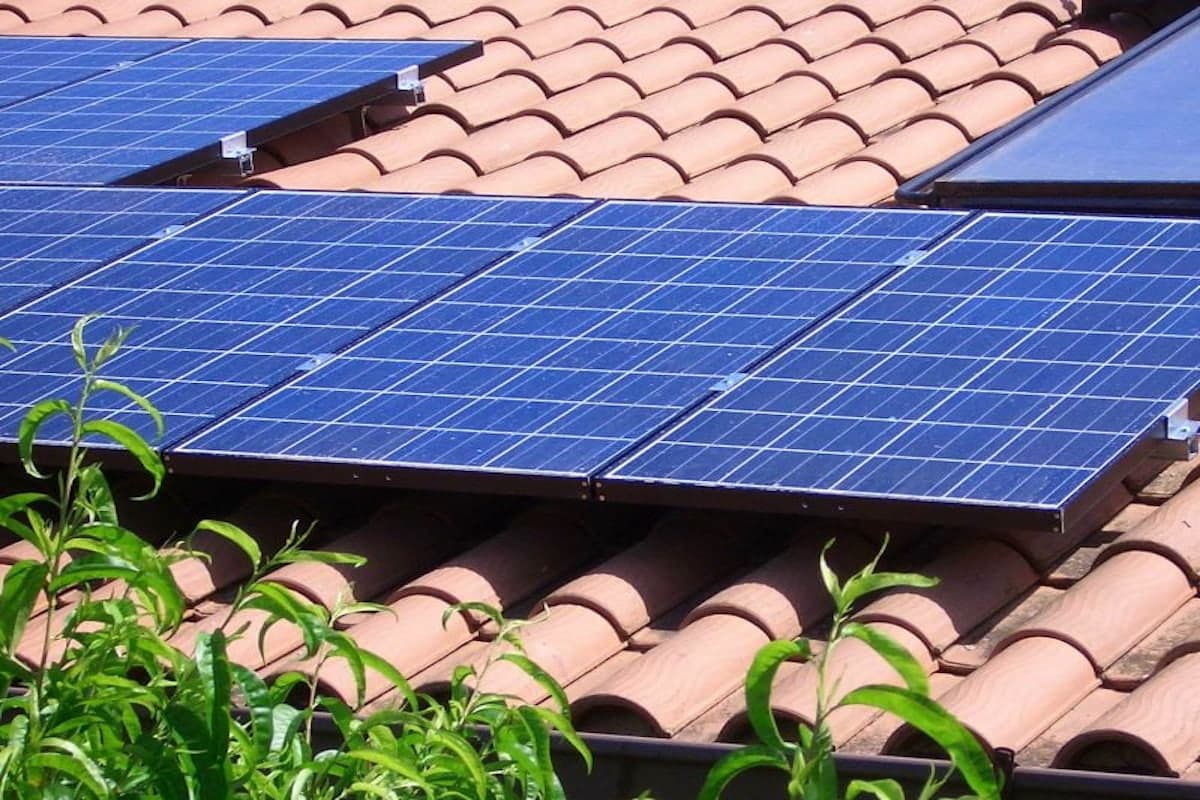 pannelli fotovoltaici su tetto a scopo esemplificativo di una corretta pulizia