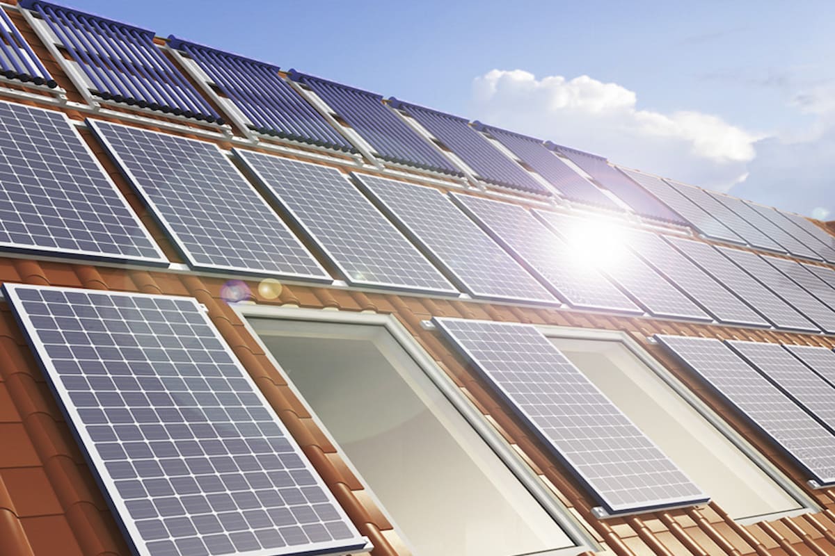 pannelli fotovoltaici esposti al sole, piantati su tetto