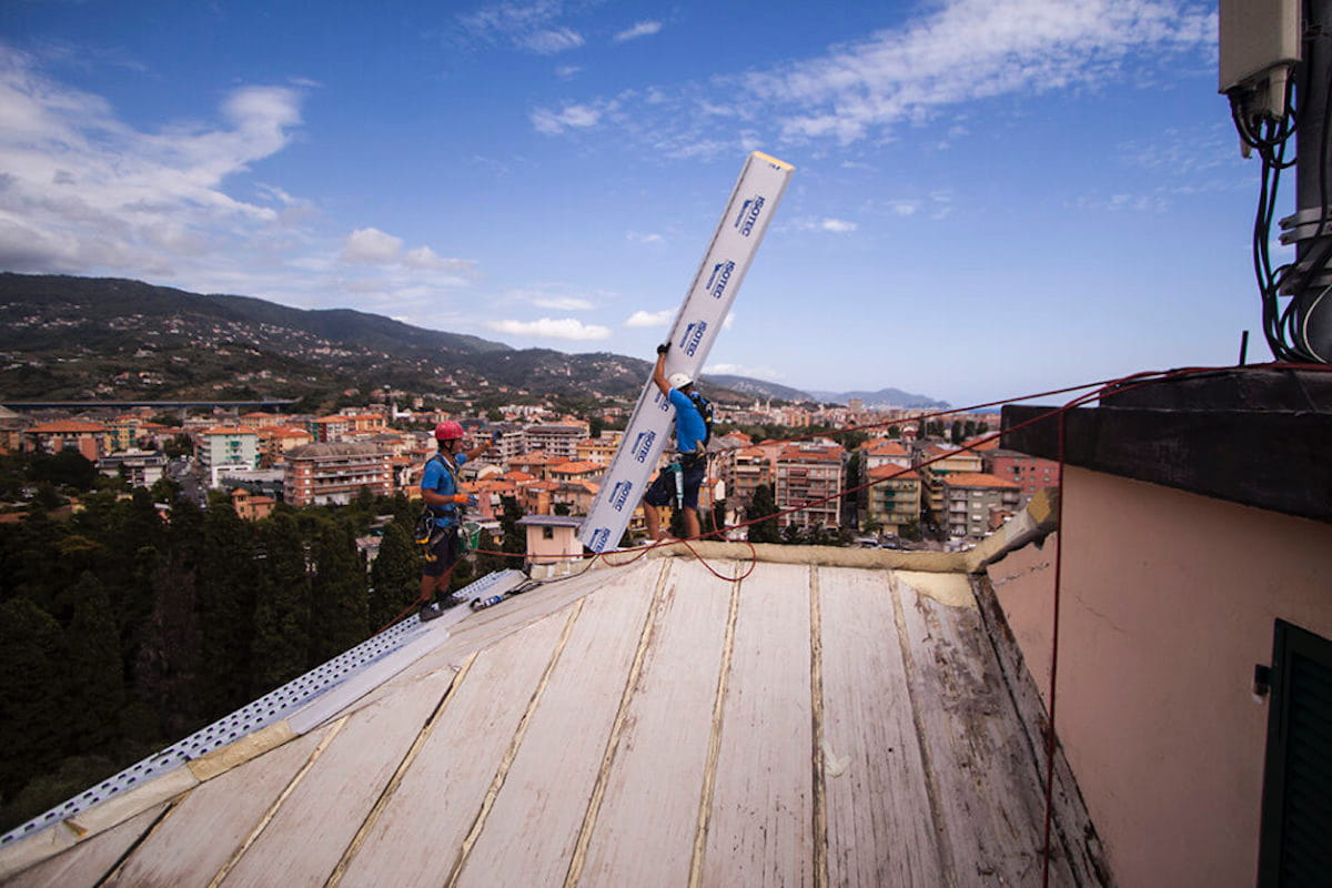 Esempio di isolamento termico delle coperture con operai di Acrobatica intenti sul lavoro.