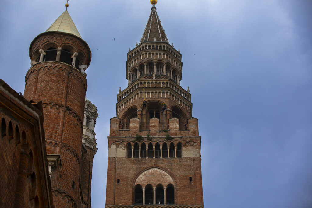 Acrobatica: un abbraccio nel cielo con il Torrazzo di Cremona