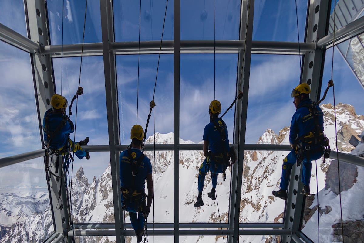 Operai di Acrobatica su fune di spalle