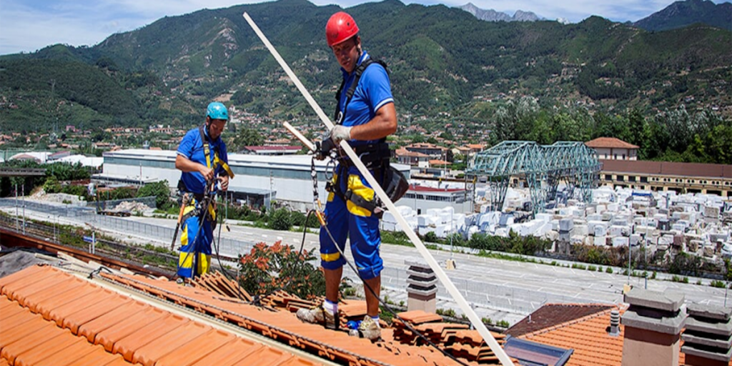 Rifacimento tetto senza ponteggi, vista panoramica di tetti ristrutturati con tecniche innovative senza uso di impalcature