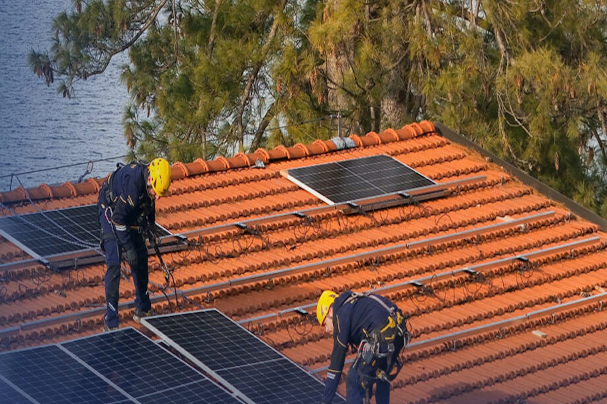 Installazione di impianti ad energia rinnovabile con Acrobatica (pannelli fotovoltaici) per migliorare la classe energetica casa g