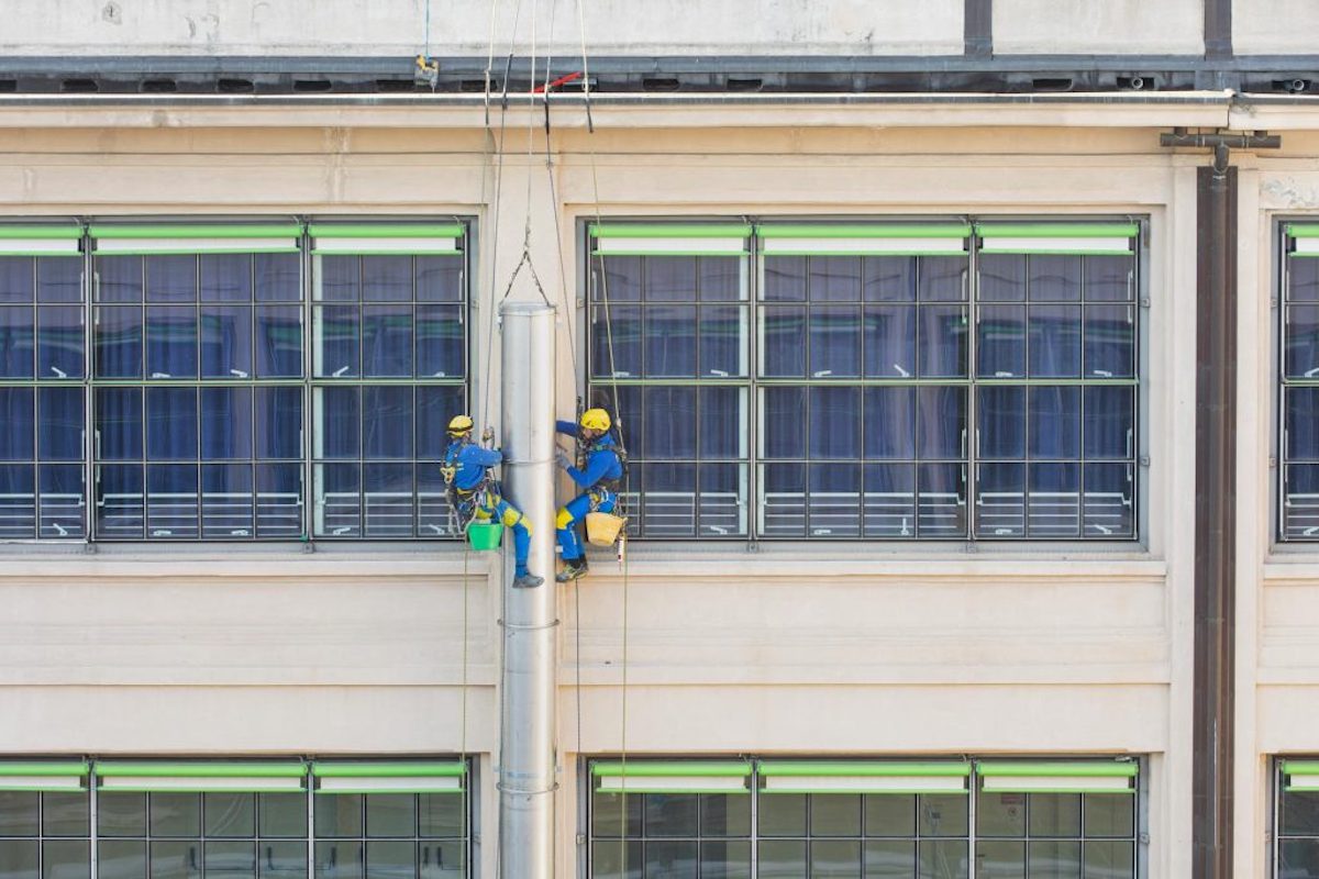 installazione canna fumaria esterna con operai su fune di Acrobatica