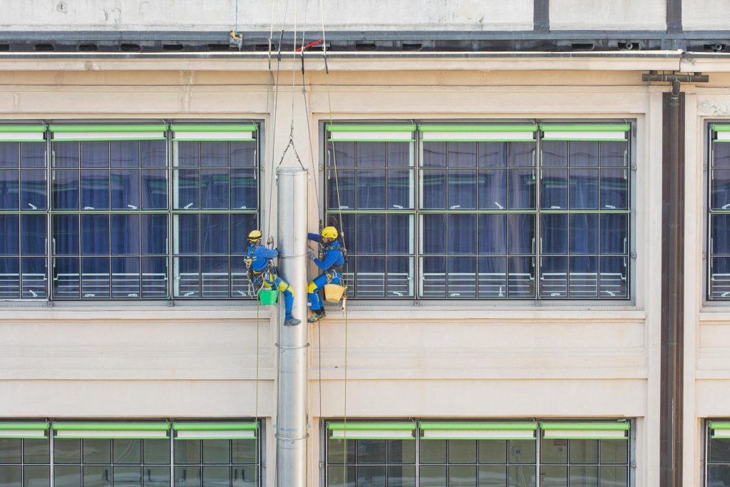 installazione canna fumaria in condominio con Acrobatica secondo il rispetto delle normative