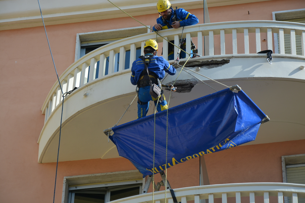 Operai di Acrobatica a Sanremo durante un operazione che coinvolge i Frontalini dei balconi
