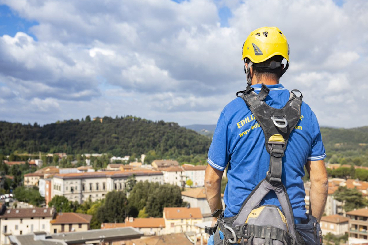 operaio Acrobatica su tetto