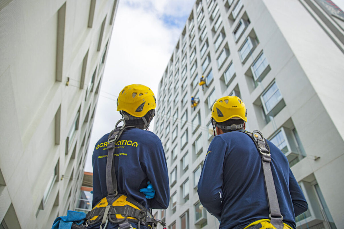 operai di Acrobatica di spalle durante un Cambio di destinazione d’uso per il condominio 