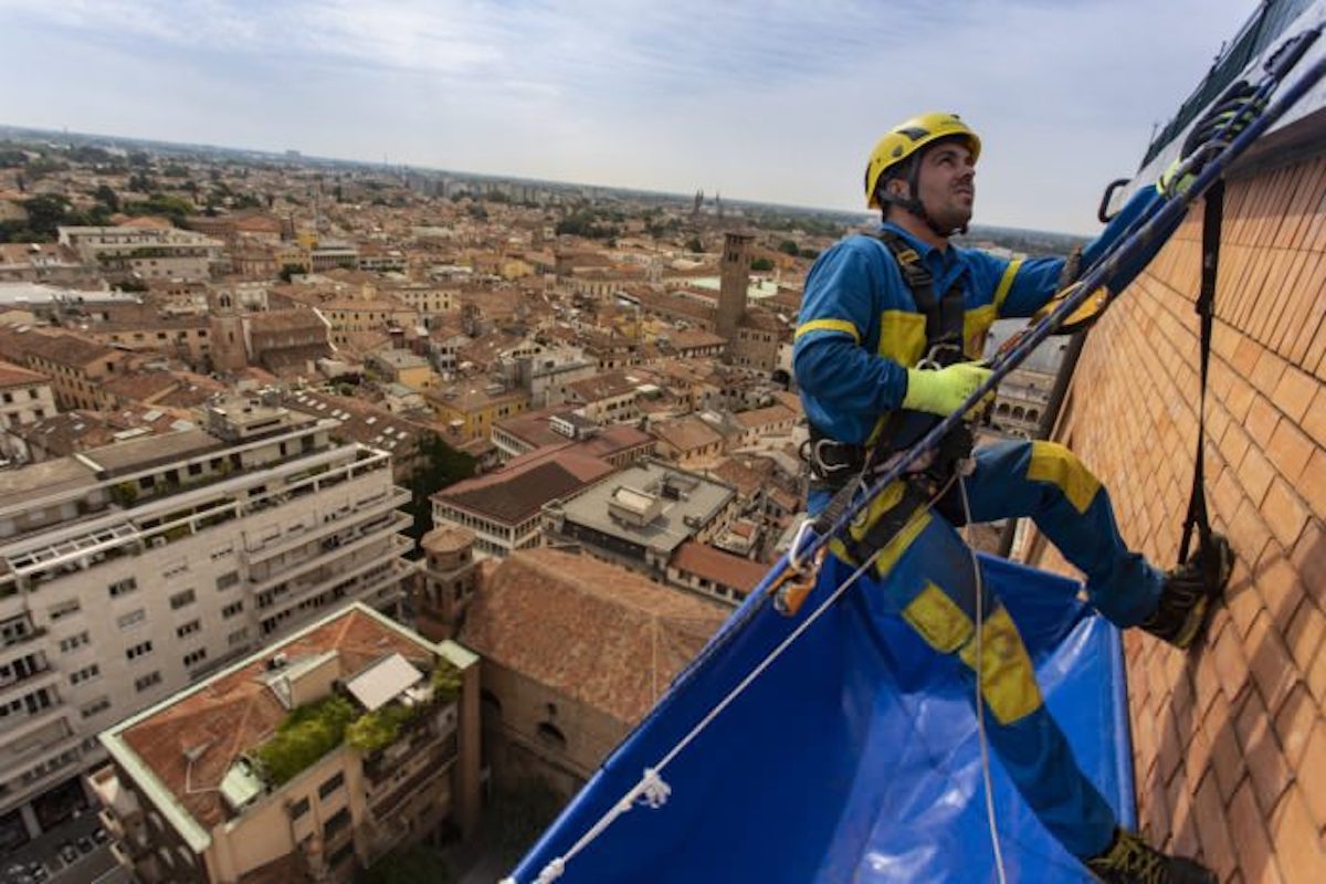 Operaio acrobatica su corda durante una manutezione ordinaria a Siena