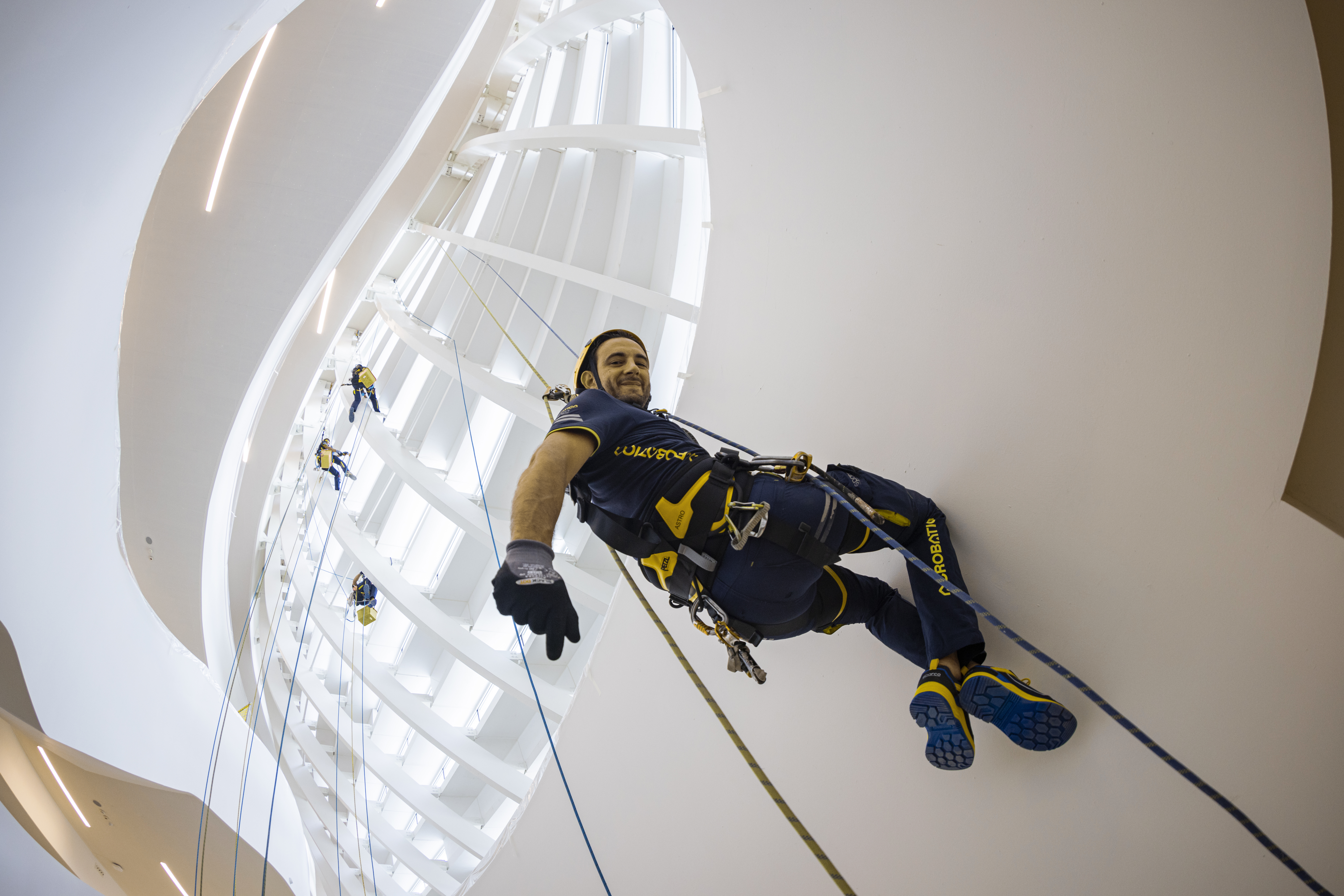 Operai Acrobatica  su fune per lavori straordinari di condominio 