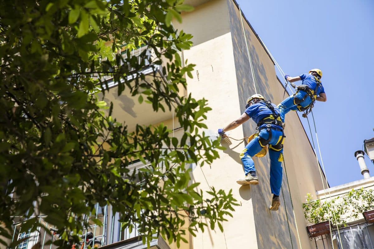 Operai Acrobatica  su fune per lavori straordinari di condominio 