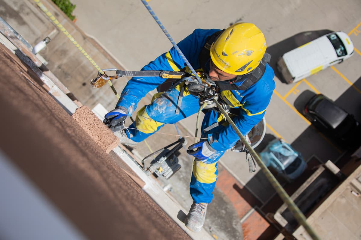 Come risparmiare sul costo dei ponteggi con Acrobatica: operaio su fune.