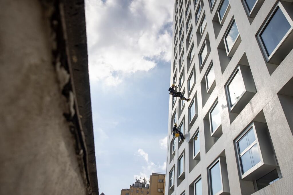 Operai acrobatica su fune: lavori ad Aosta, Università