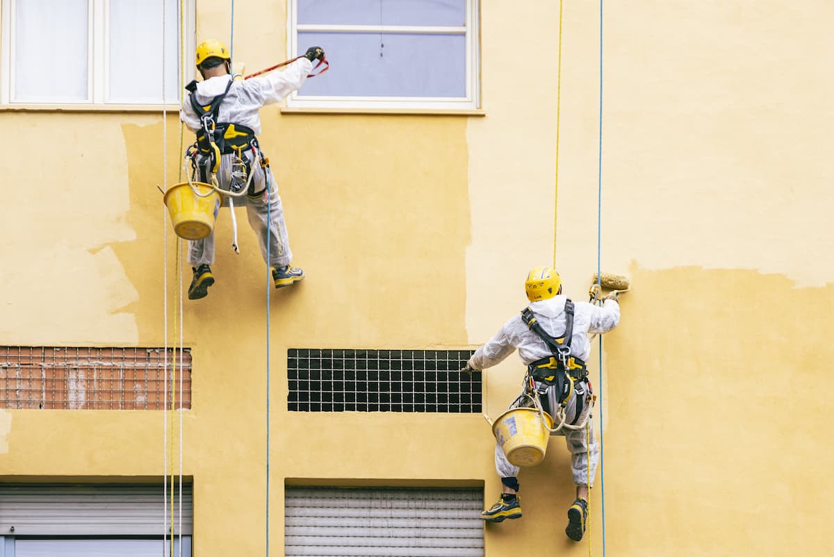 Ritinteggiatura di una facciata condominiale a opera d'arte.