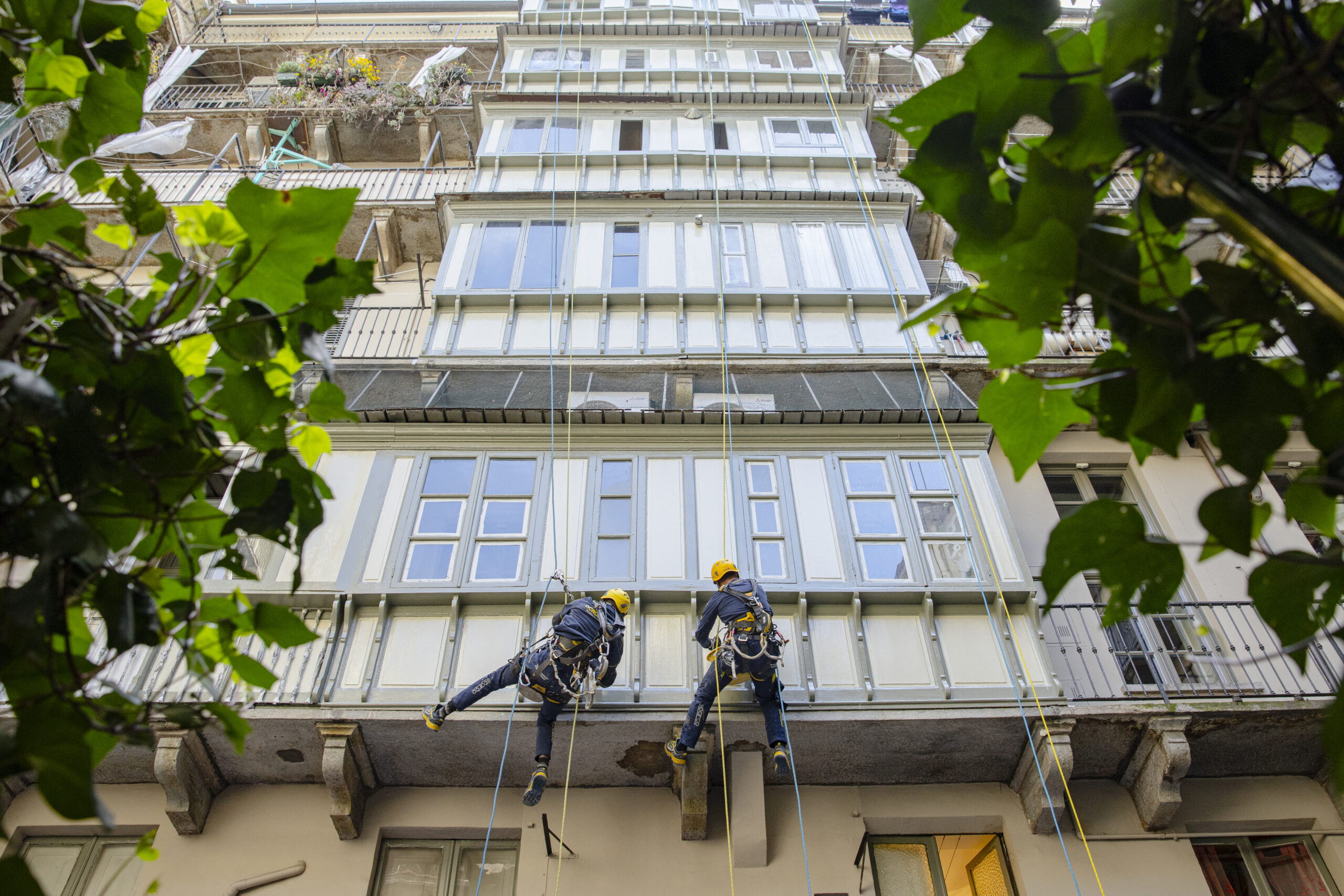 Rifacimento facciate: intervento con operai di acrobatica su fune