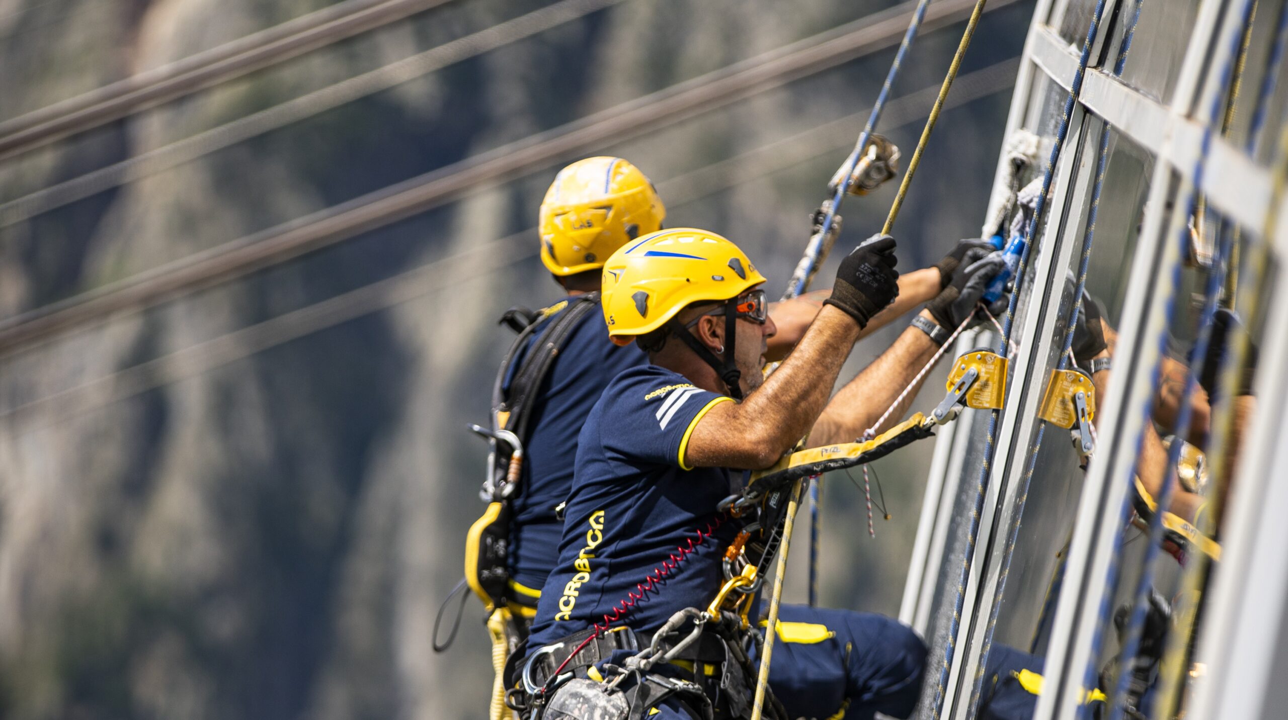 operai acrobatica su vetrata