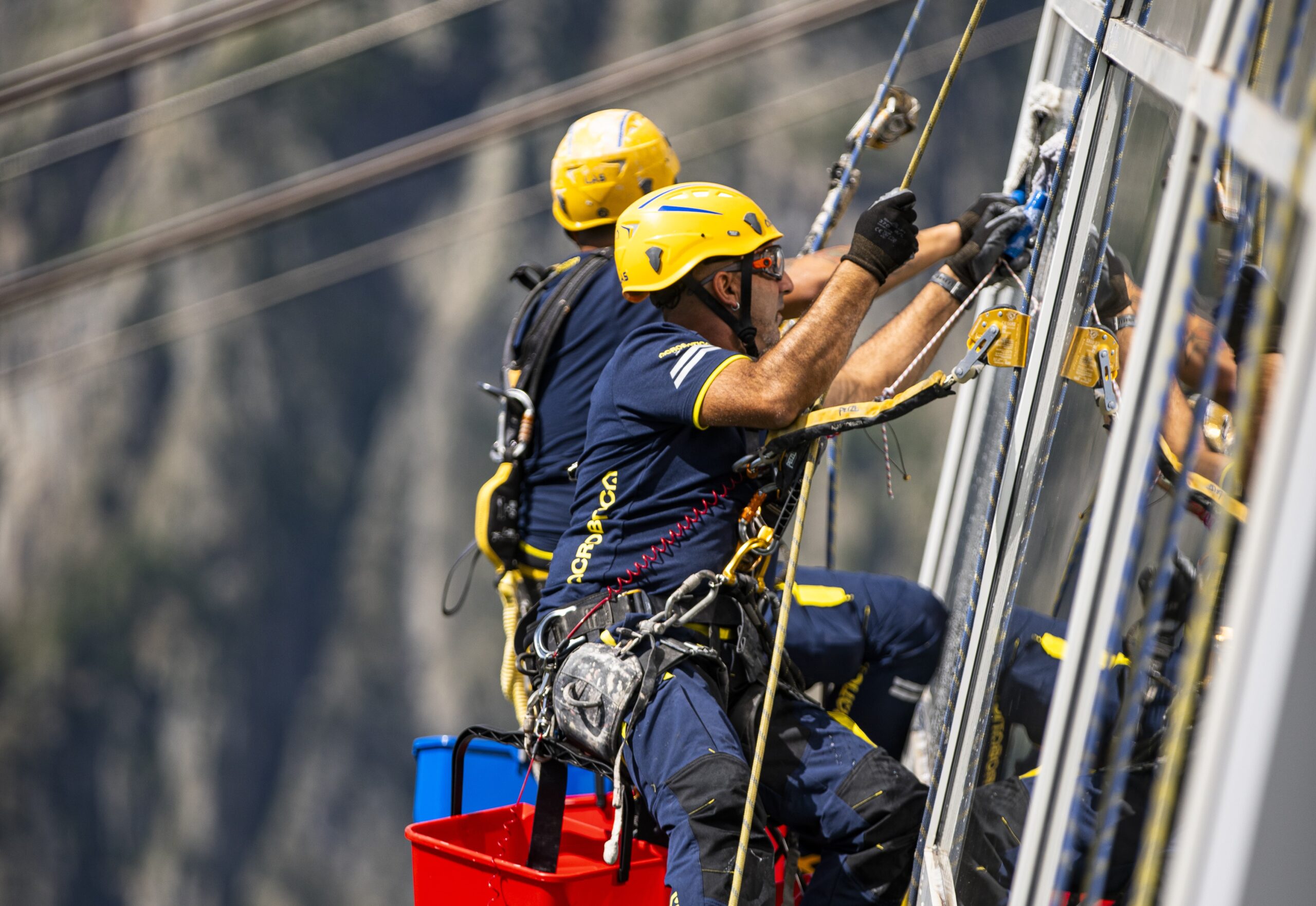 Come pulire i vetri esterni molto sporchi in 5 fasi 