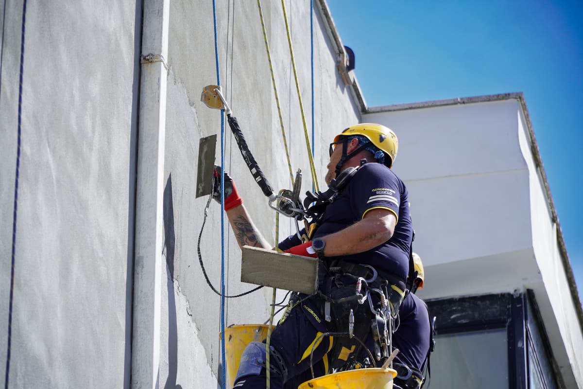 Esempio di intonaco speciale in primo piano steso da operaio Acrobatica a Fregene