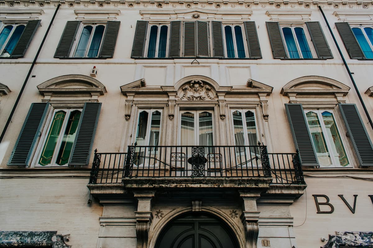 balconi alla romana nel centro storico. Foto dal basso e finestre con persiane alla romana intorno.