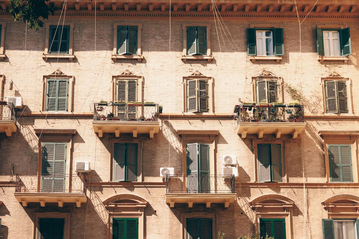 Balcone alla romana: cos'è, come si riconosce e normativa