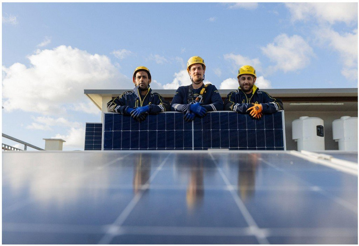 operai acrobatica con pannelli solari