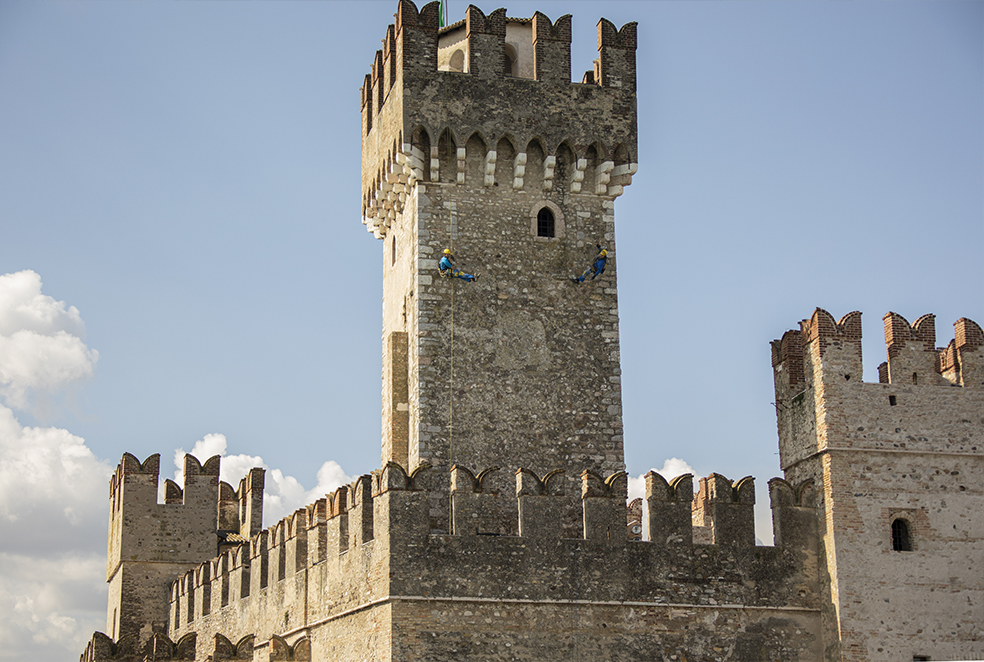Pulizia della superficie muraria e messa in sicurezza facciata Castello di Sirmione.